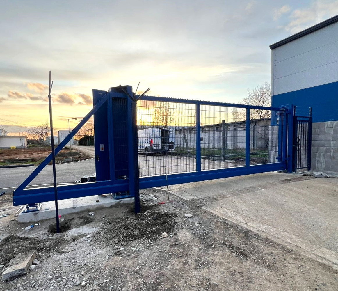 Praha, 3/2026, samonosná posuvná brána, 6300x2400mm, RAL 5010